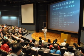 左圖:志工在職訓練 左圖:志工在職訓練