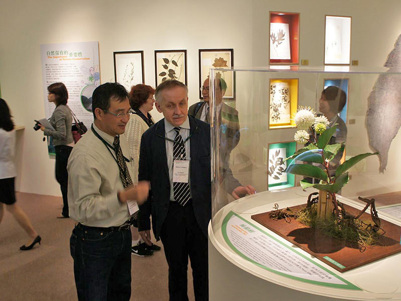楊宗愈博士為俄羅斯科馬洛夫植物研究所副所長Dmitry-Geltman介紹展覽內容