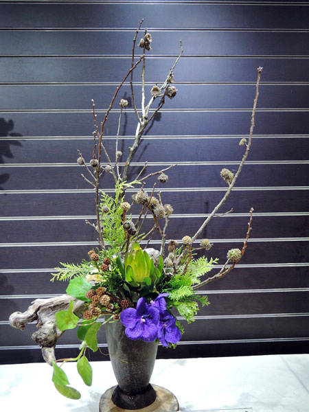 圖1: 臺中市映月古流花藝研究協會設計的花藝作品，以栓皮櫟