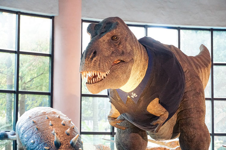 科博館恐龍身穿超大size制服