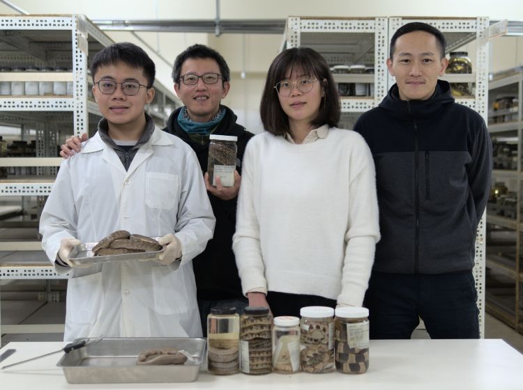 台中市常春藤中學學生黃晨瑋（左一）與國立自然科學博物館副館長黃文山帶領的生物學組團隊研究蛇類眼睛演化關鍵登上國際期刊。