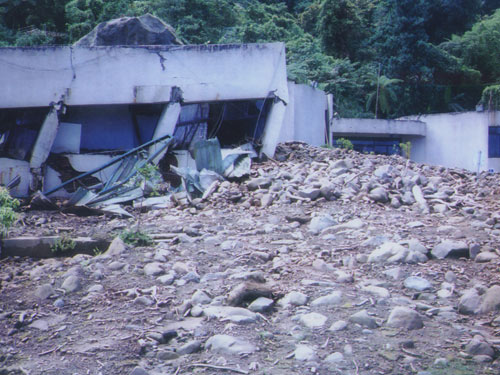 鳳凰谷鳥園經歷921大地震，受到災害影響