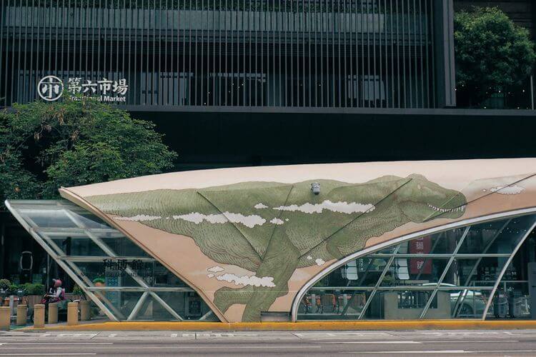 科博館站專用道候車亭外觀彩繪亮相-暴龍