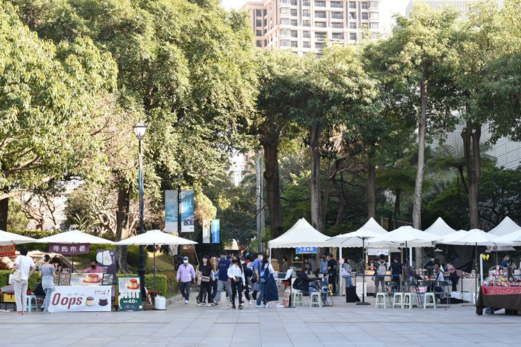 科博館假日戶外市集特別舉辦「展示場門票抽獎」、「創意飛行-手拋飛機」活動與觀眾互動，大小朋友有機會帶回豐富小禮物。