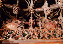 位於萬福宮三川殿藻井旁的螃蟹裝飾圓雕。右邊螃蟹蟹螯夾住鱸鰻，意味「二甲傳臚」、「高中科甲」