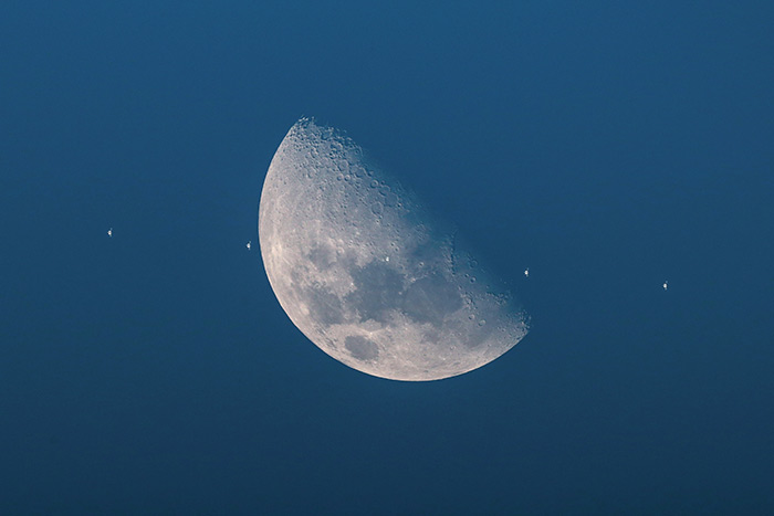 國際太空站凌月