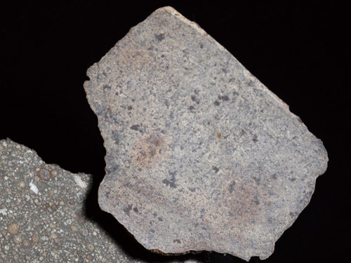 為已經歷過分異作用的石質隕石，具有不同於原始成分的化學組成，大量丟失金屬物質以及不具有球粒結構，與地球岩石化學組成、礦物結構相似。