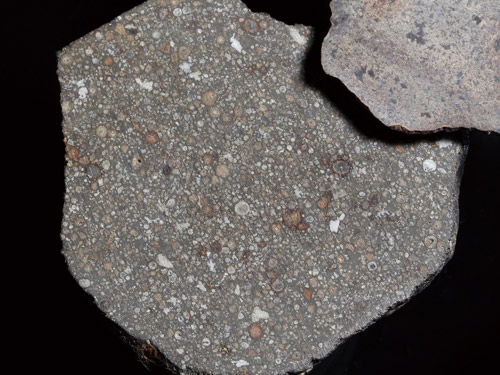 因具有毫米等級大小的球粒結構而得名，與一般火成岩的相崁結構不同。由太陽星雲中原始雲塵直接因高溫形成微滴，未經過分異作用(differentiation)即冷凝而形成的球粒隕石，是最接近原始太陽系的組成物質，也是瞭解早期太陽系演化最重要的隕石。