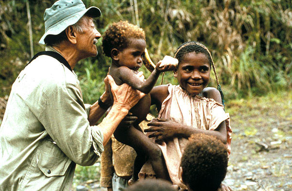 Max Chi-wei Liu with kids at valley in Aseki, Bulolo, Papua New Guinea.